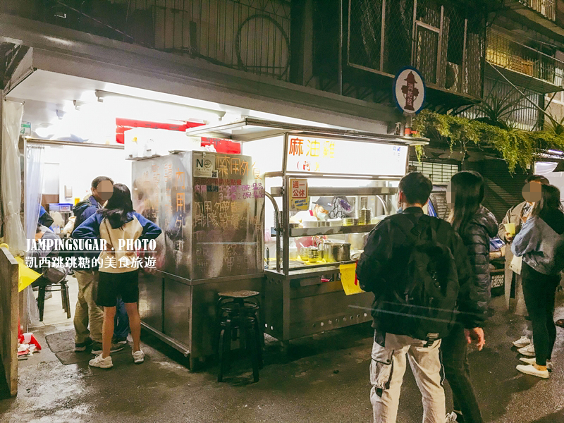 【南機場夜市】阿男麻油雞 : 米其林推薦美食小吃 ! 湯頭好喝，麵線只要20元~