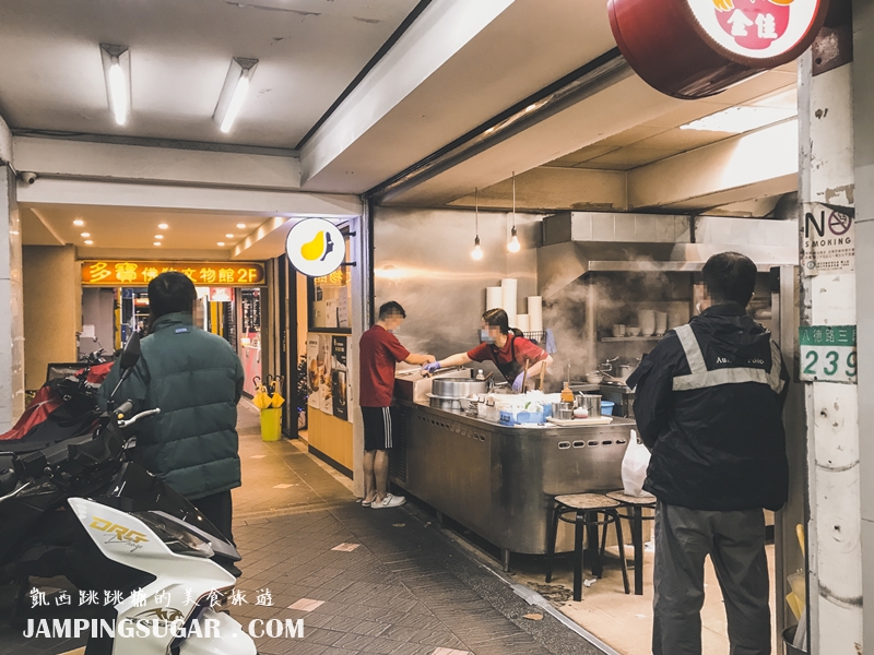 【台北美食】阿圖麻油雞松山八德店，晚上八點一樣客滿 !