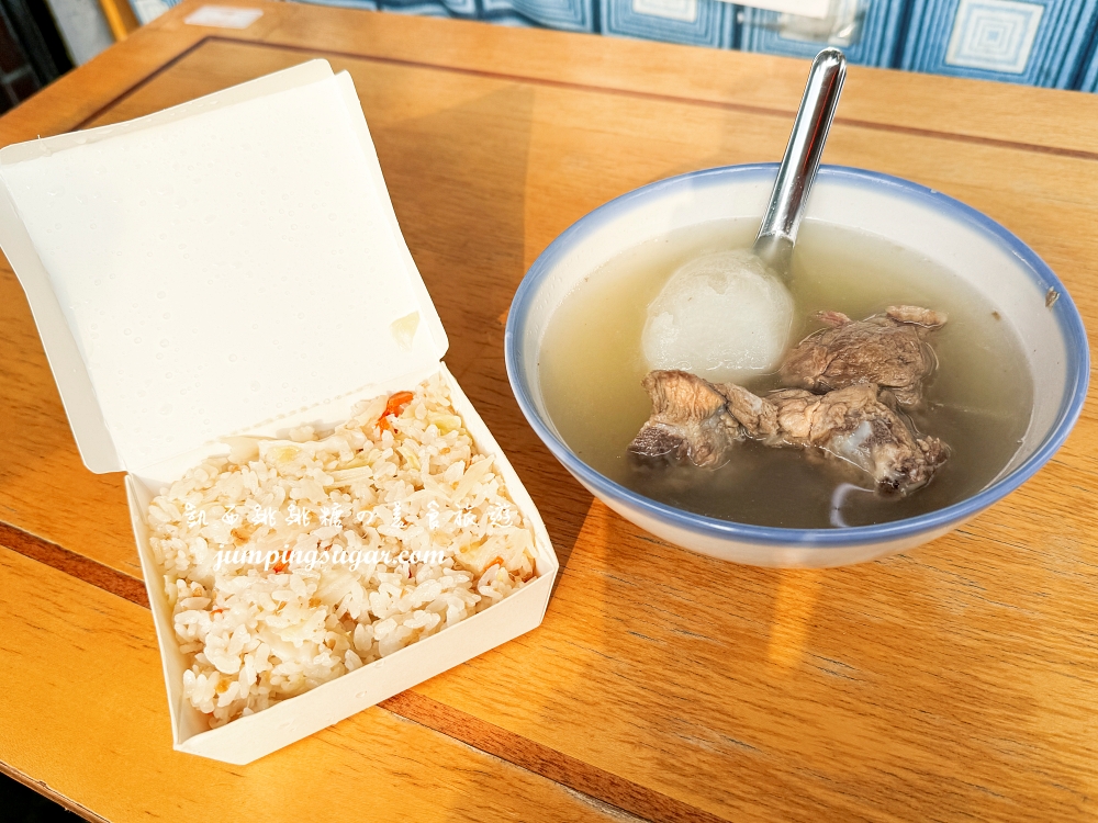 【延三夜市美食】灶頂原汁排骨湯高麗菜飯只要30元！台北米其林必比登推薦！