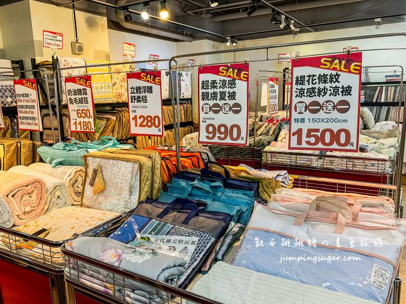 新店小碧潭2號出口旁【夏季涼感寢具特賣】全館出清99元起~枕頭涼被買一送一 ! 新美河購物廣場1樓，即日起~10/8 (多利寶寢具特賣會)