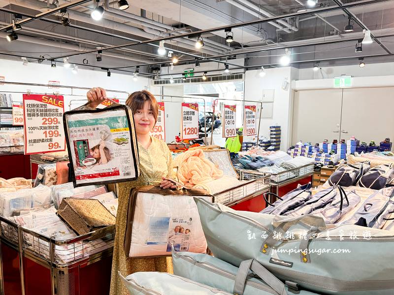 新店小碧潭2號出口旁【夏季涼感寢具特賣】全館出清99元起~枕頭涼被買一送一 ! 新美河購物廣場1樓，即日起~10/8 (多利寶寢具特賣會)