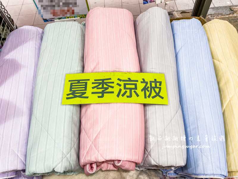 夏季涼被、枕頭寢具買一送一 ! 全館廠拍出清49元起，地址 : 台北龍江路247號(近台北大學/中山國中站)