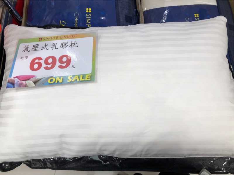 夏季涼被、枕頭寢具買一送一 ! 全館廠拍出清49元起，地址 : 台北龍江路247號(近台北大學/中山國中站)