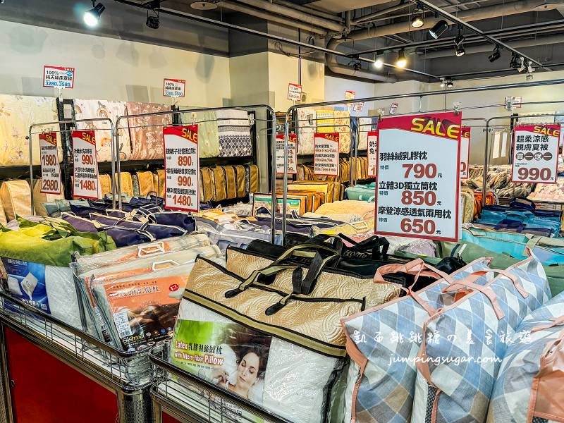 新店小碧潭2號出口旁【夏季涼感寢具特賣】全館出清99元起~枕頭涼被買一送一 ! 新美河購物廣場1樓，即日起~10/8 (多利寶寢具特賣會)