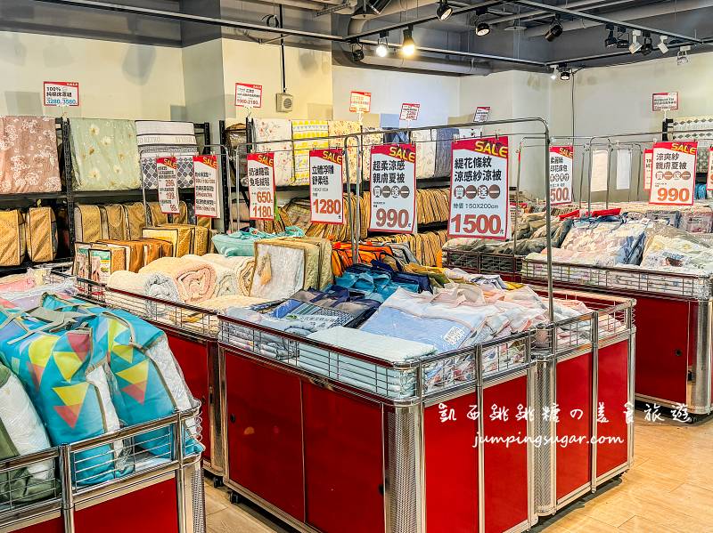 新店小碧潭2號出口旁【夏季涼感寢具特賣】全館出清99元起~枕頭涼被買一送一 ! 新美河購物廣場1樓，即日起~10/8 (多利寶寢具特賣會)