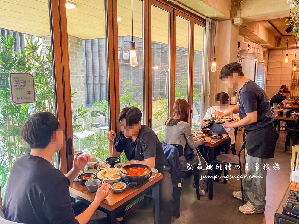 首爾弘大延南洞美食「수라간(御膳房)」韓式辣雞湯、醬油蟹都推薦 (菜單價錢)