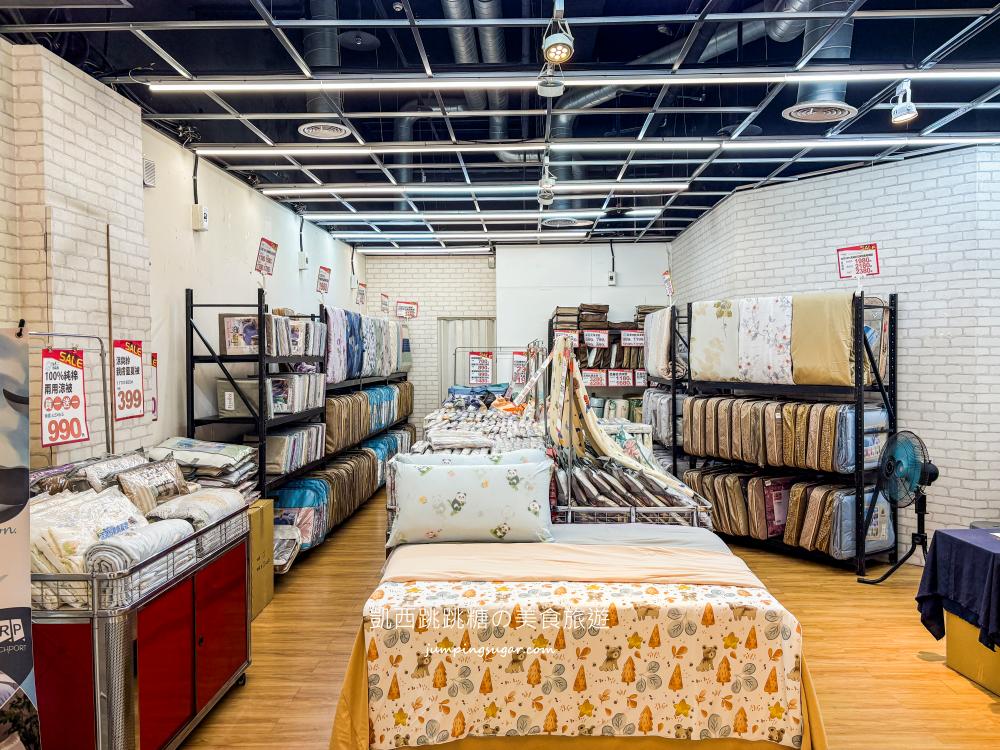【板橋三猿廣場B1】超值寢具大出清 ! 宿舍床墊590元，枕頭涼被買一送一；板橋文化路一段360號(可刷卡)