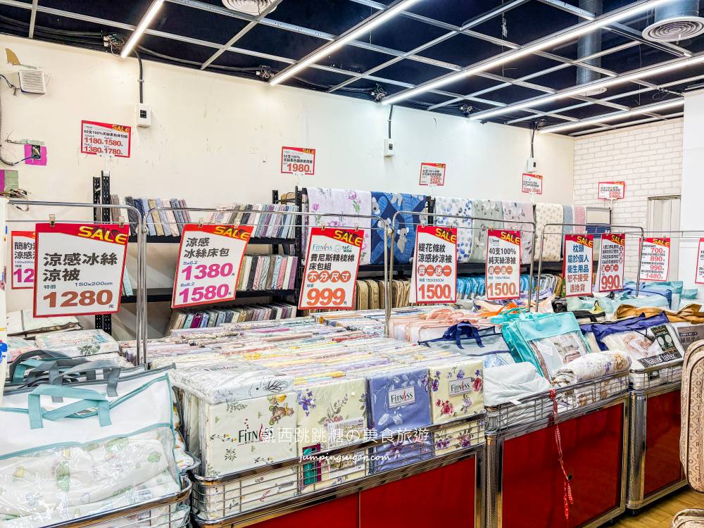 【板橋三猿廣場B1】超值寢具大出清 ! 宿舍床墊590元，枕頭涼被買一送一；板橋文化路一段360號(可刷卡)