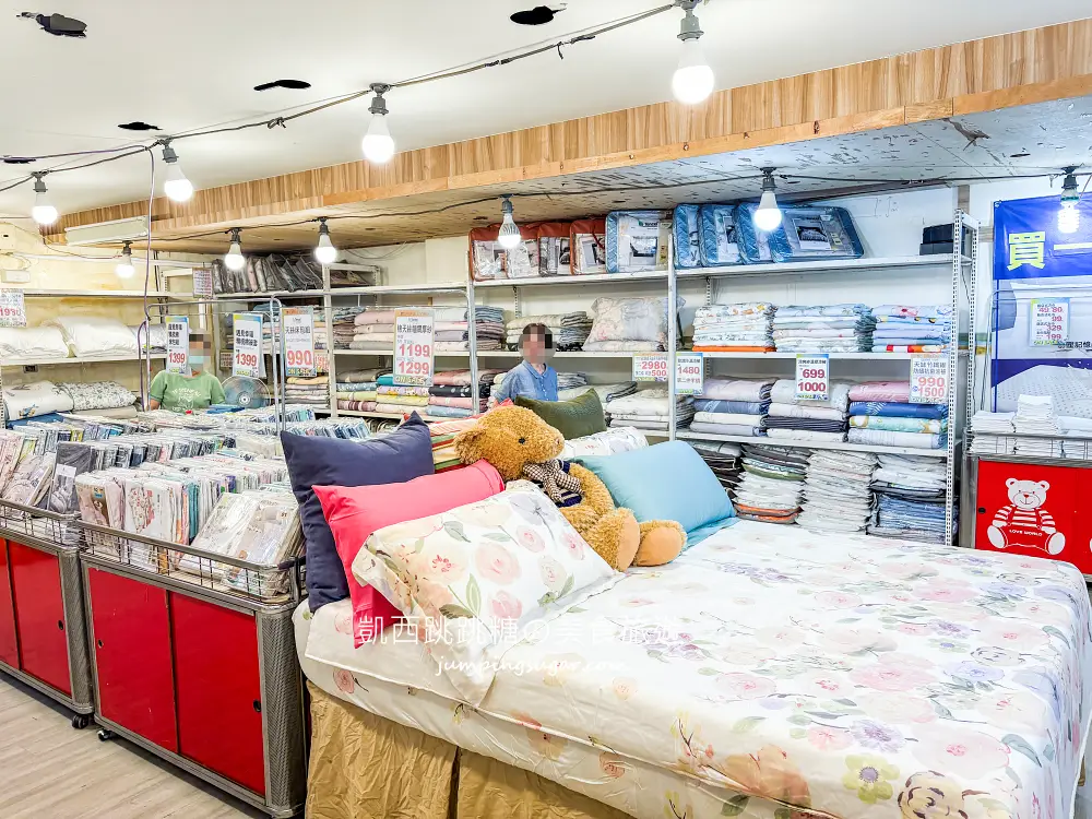 【台北民族東路】飯店級寢具特賣OUTLET ! 最低只要99起 ! 枕頭買一送一、涼爽紗涼被兩件1000；地址 : 台北民族東路2號(海霸王對面)