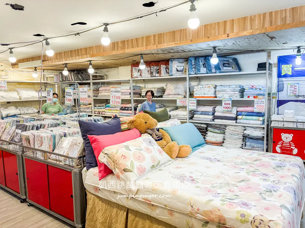 【台北民族東路】飯店級寢具特賣OUTLET ! 最低只要99起 ! 天絲床包、枕頭買一送一；地址 : 台北民族東路2號(海霸王對面)