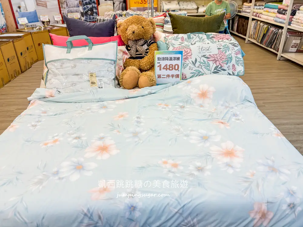 【台北民族東路】飯店級寢具特賣OUTLET ! 最低只要99起 ! 天絲床包、枕頭買一送一；地址 : 台北民族東路2號(海霸王對面)