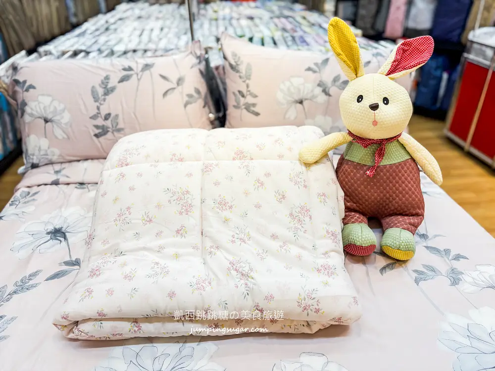 【板橋三猿廣場B1】超值寢具大出清 ! 精選毛毯199元,棉被特價990,枕頭買一送一;地址 : 板橋文化路一段360號(可刷卡) 【板橋三猿廣場B1】超值寢具大出清 ! 精選毛毯199元,棉被特價990,枕頭買一送一;地址 : 板橋文化路一段360號(可刷卡)