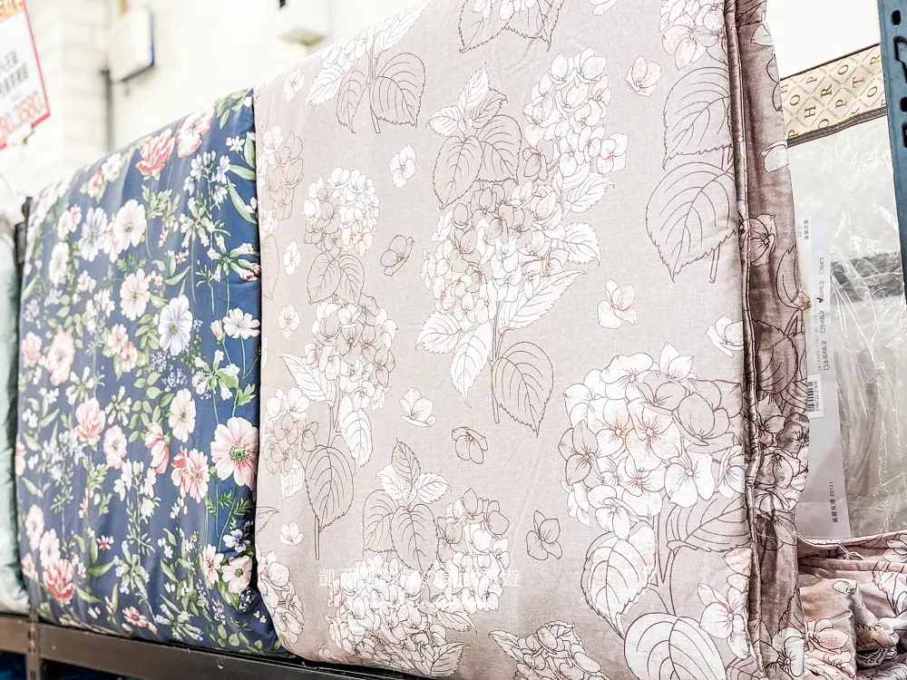 【板橋三猿廣場B1】超值寢具大出清 ! 精選毛毯199元,棉被特價990,枕頭買一送一;地址 : 板橋文化路一段360號(可刷卡) 【板橋三猿廣場B1】超值寢具大出清 ! 精選毛毯199元,棉被特價990,枕頭買一送一;地址 : 板橋文化路一段360號(可刷卡)