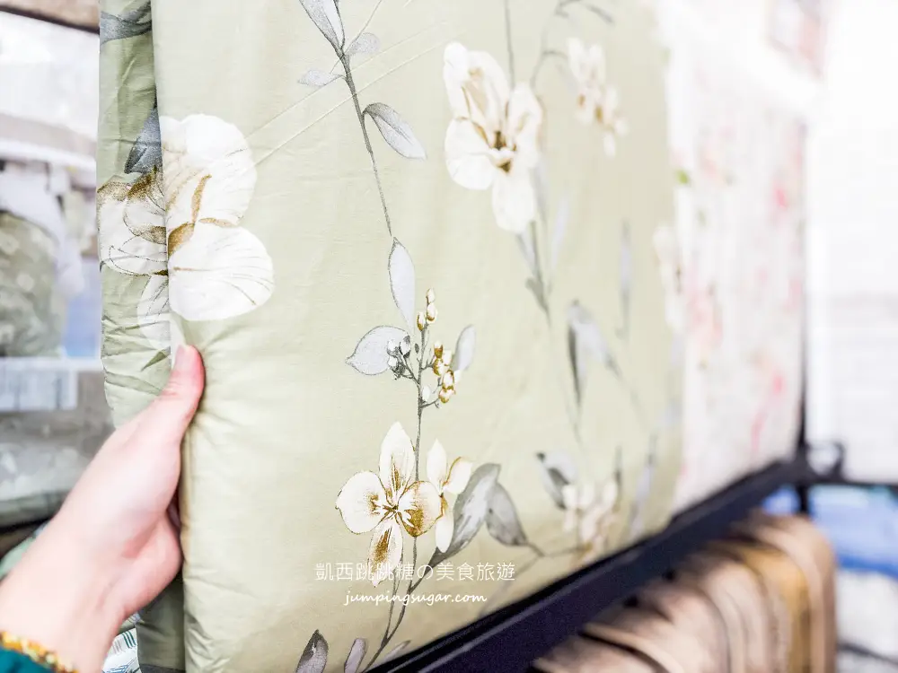 【板橋三猿廣場B1】超值寢具大出清 ! 精選毛毯199元,棉被特價990,枕頭買一送一;地址 : 板橋文化路一段360號(可刷卡) 【板橋三猿廣場B1】超值寢具大出清 ! 精選毛毯199元,棉被特價990,枕頭買一送一;地址 : 板橋文化路一段360號(可刷卡)