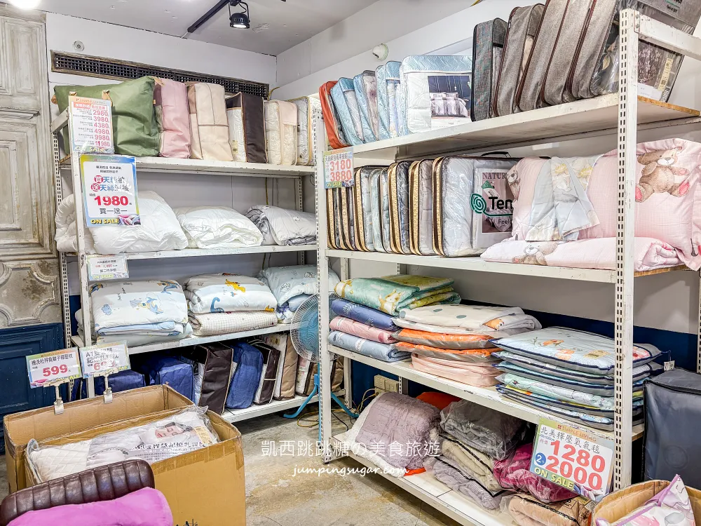 最後一個月！天絲被、枕頭買一送一，高級寢具直接半價帶回家! 地址：台北市大安路一段49號(捷運忠孝復興站地下街14號出口)