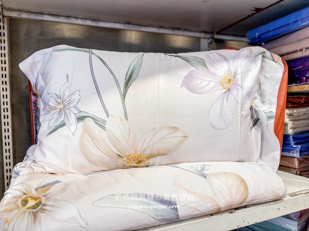 最後一個月！天絲被、枕頭買一送一，高級寢具直接半價帶回家! 地址：台北市大安路一段49號(捷運忠孝復興站地下街14號出口)
