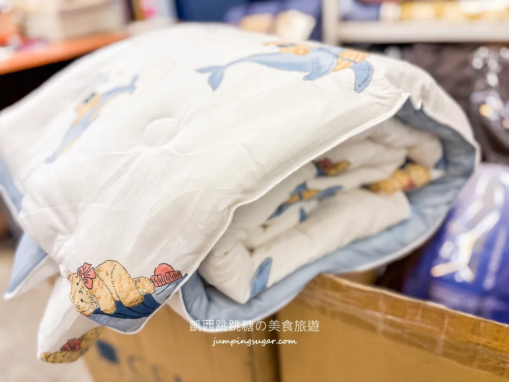 最後一個月！天絲被、枕頭買一送一，高級寢具直接半價帶回家! 地址：台北市大安路一段49號(捷運忠孝復興站地下街14號出口)