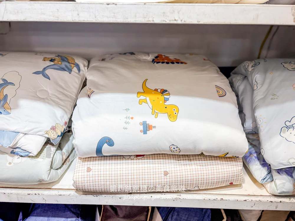 最後一個月！天絲被、枕頭買一送一，高級寢具直接半價帶回家! 地址：台北市大安路一段49號(捷運忠孝復興站地下街14號出口)