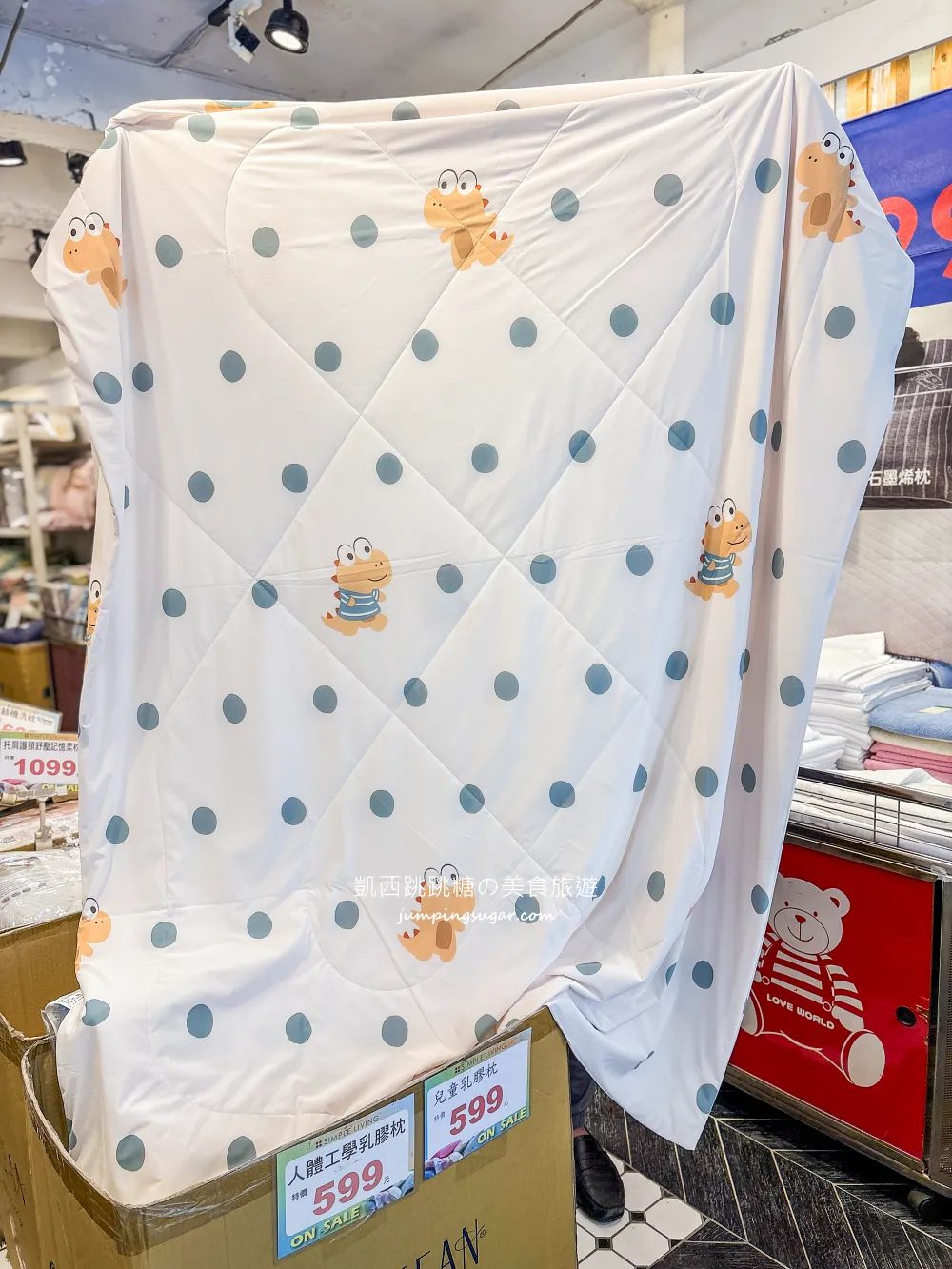 最後一個月！天絲被、枕頭買一送一，高級寢具直接半價帶回家! 地址：台北市大安路一段49號(捷運忠孝復興站地下街14號出口)