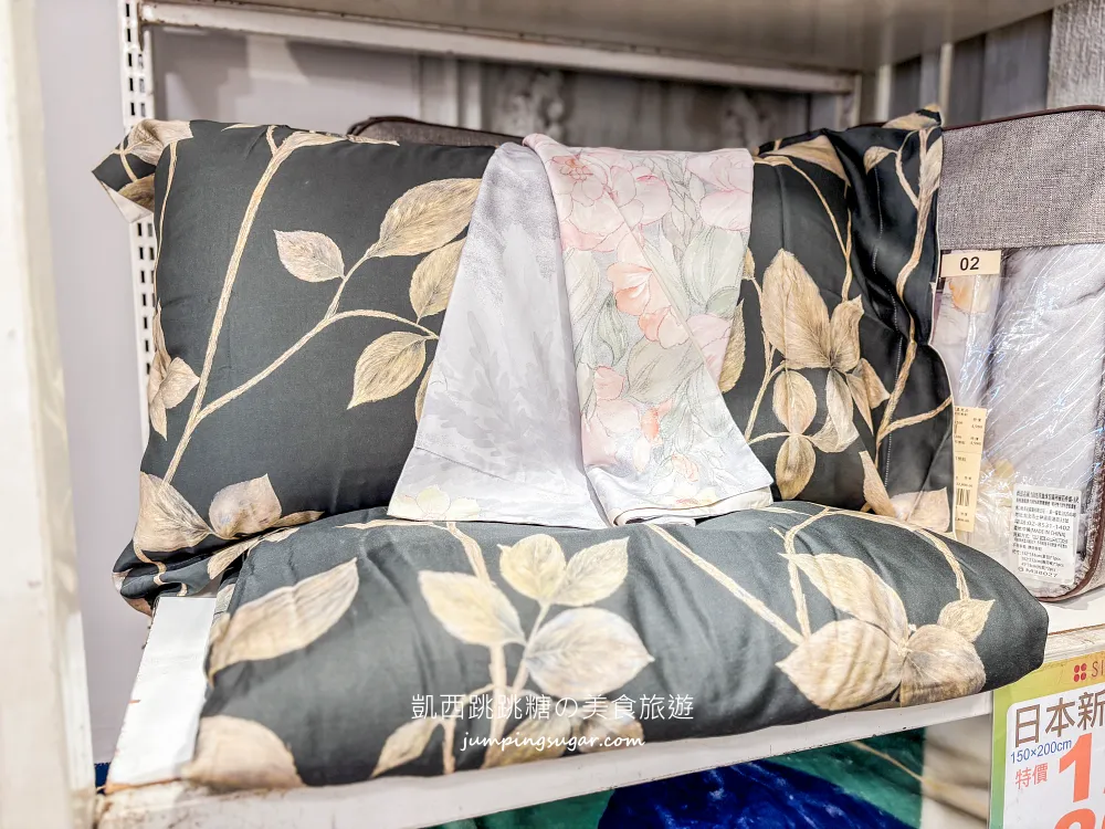 最後一個月！天絲被、枕頭買一送一，高級寢具直接半價帶回家! 地址：台北市大安路一段49號(捷運忠孝復興站地下街14號出口)