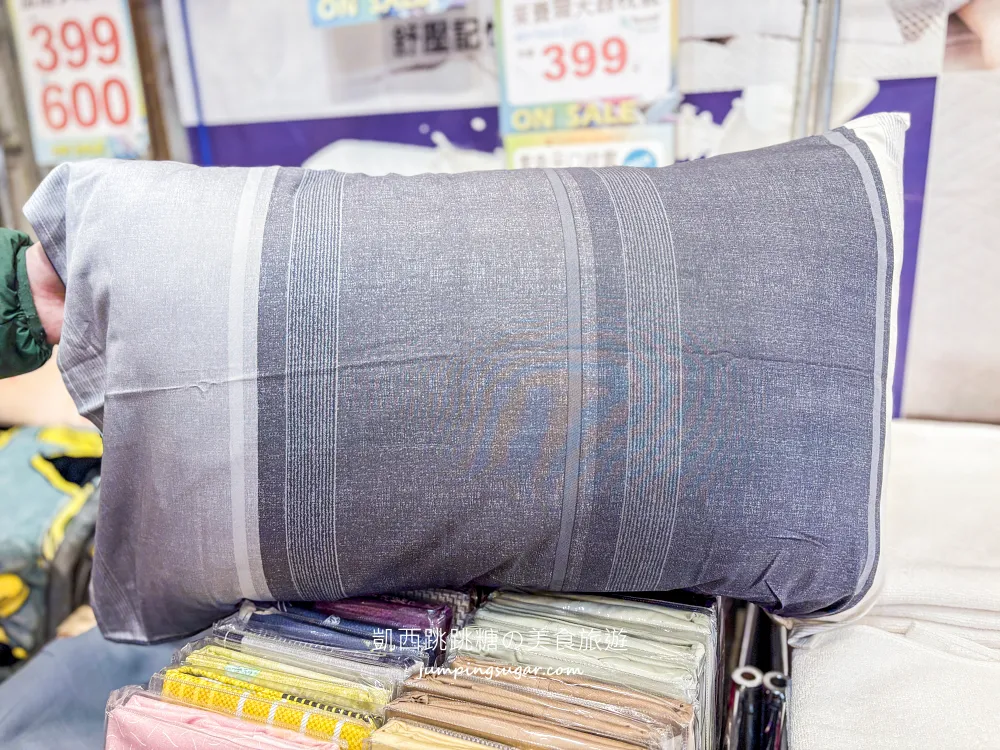 最後一個月！天絲被、枕頭買一送一，高級寢具直接半價帶回家! 地址：台北市大安路一段49號(捷運忠孝復興站地下街14號出口)