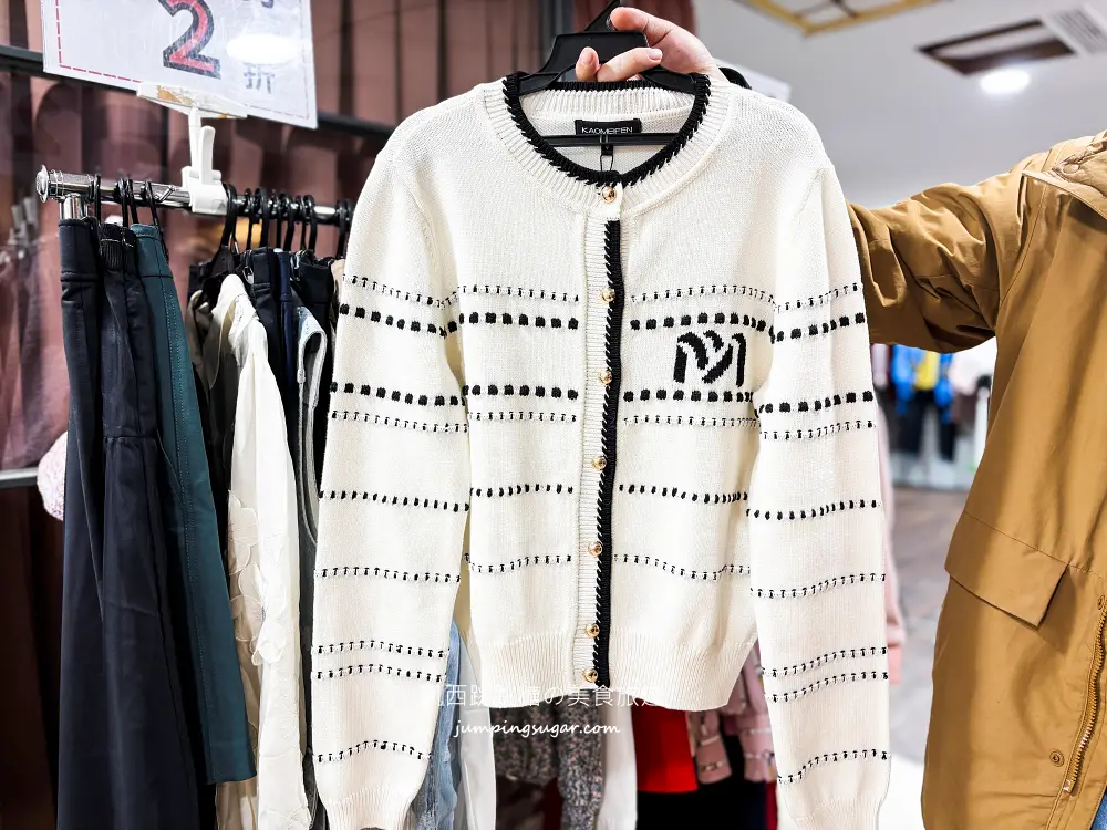 【大稻埕特賣會】最後清倉全面1折起 ! 可來登專櫃毛衣490元、羽絨外套990 ! 只有20天 ! 地址:台北民生西路300號5樓(寶雅樓上)