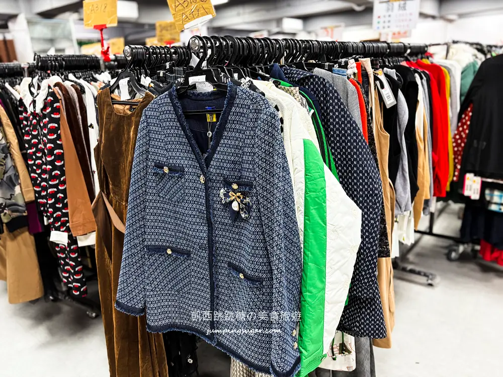 【大稻埕特賣會】最後清倉全面1折起 ! 可來登專櫃毛衣490元、羽絨外套990 ! 只有20天 ! 地址:台北民生西路300號5樓(寶雅樓上)