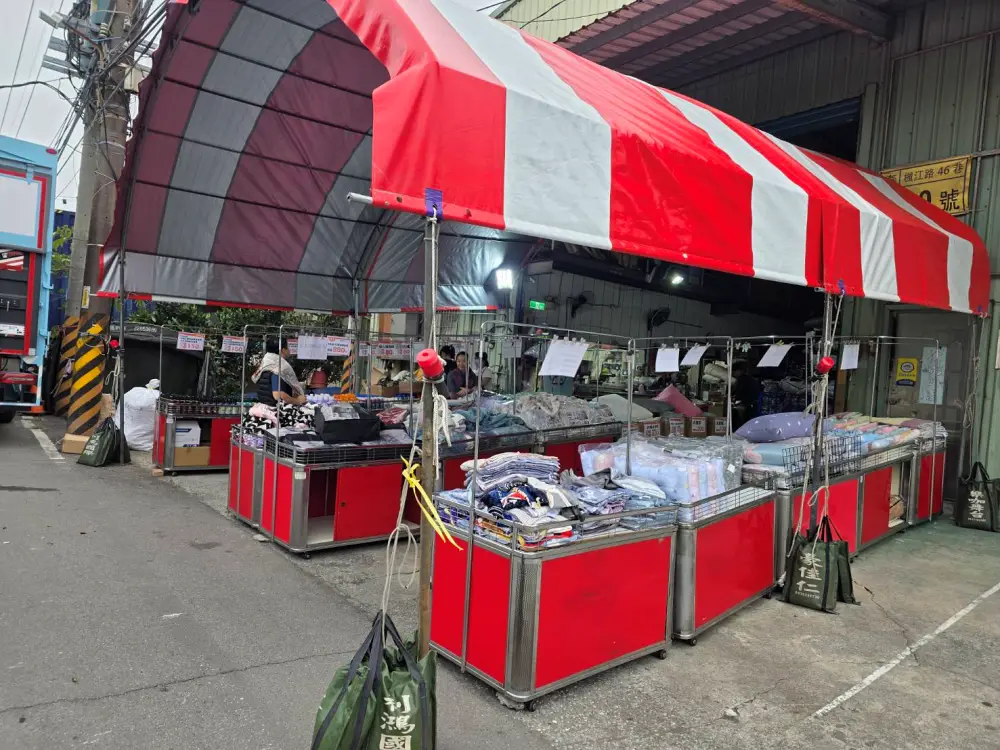 全台最便宜寢具特賣首次曝光! 枕頭100起、床包200、羊毛被580、蠶絲被880、法蘭絨毯兩條100；只到2/15，地址 : 泰山區楓江路 46巷90號