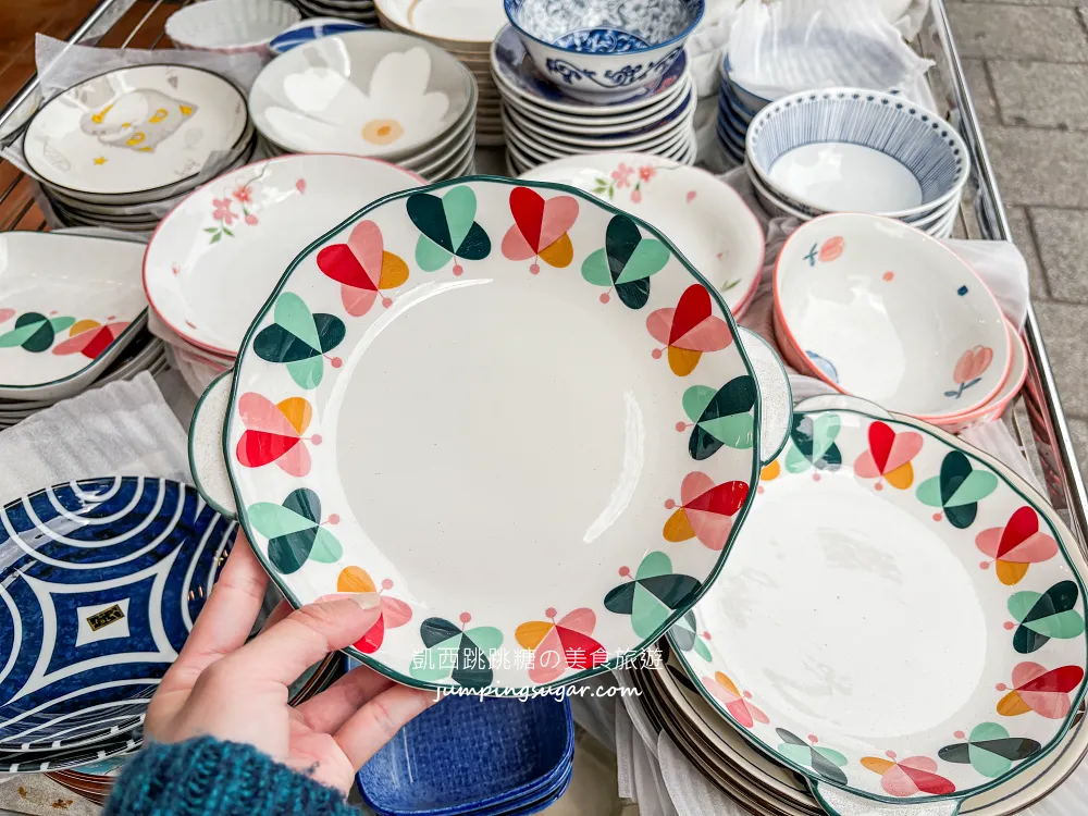 全台最大日本陶瓷特賣來了！碗盤只要3個100起~百元價直接搬整套 ! 地址 : 台北士林中正路310號(墊腳石正對面)