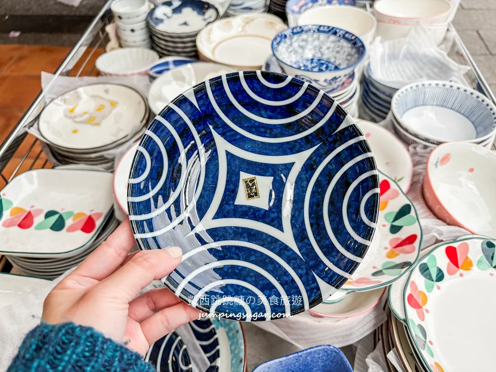 全台最大日本陶瓷特賣來了！碗盤只要3個100起~百元價直接搬整套 ! 地址 : 台北士林中正路310號(墊腳石正對面)