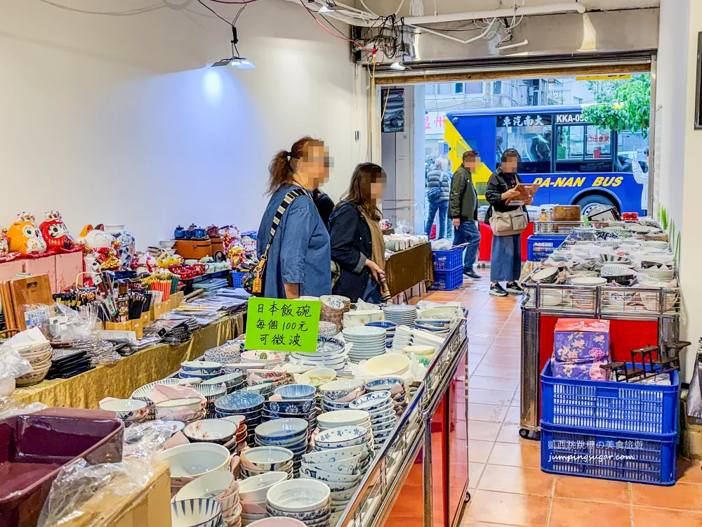 全台最大日本陶瓷特賣來了！碗盤只要3個100起~百元價直接搬整套 ! 地址 : 台北士林中正路310號(墊腳石正對面)