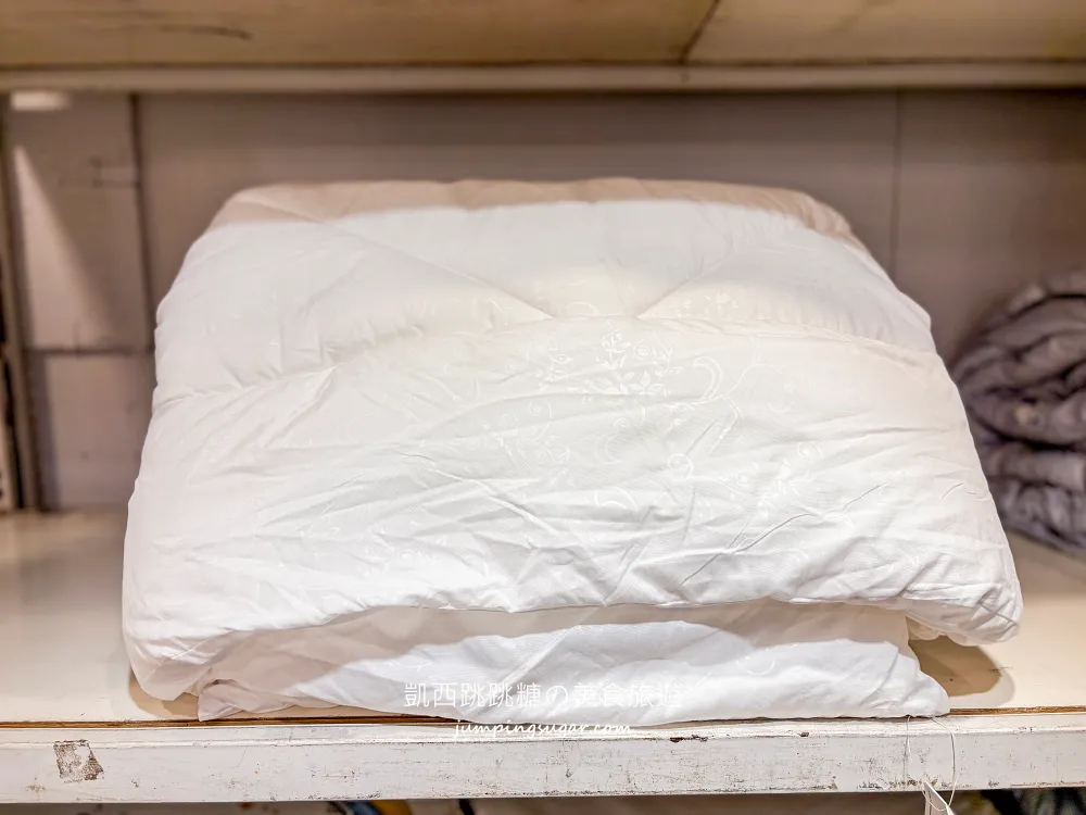 最後一個月！天絲被、枕頭買一送一，高級寢具直接半價帶回家! 地址：台北市大安路一段49號(捷運忠孝復興站地下街14號出口)
