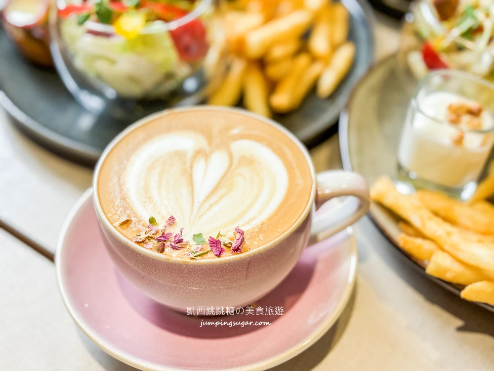 AtFirst早寓more，台北大安區爆紅早午餐，平日也客滿(菜單價錢)