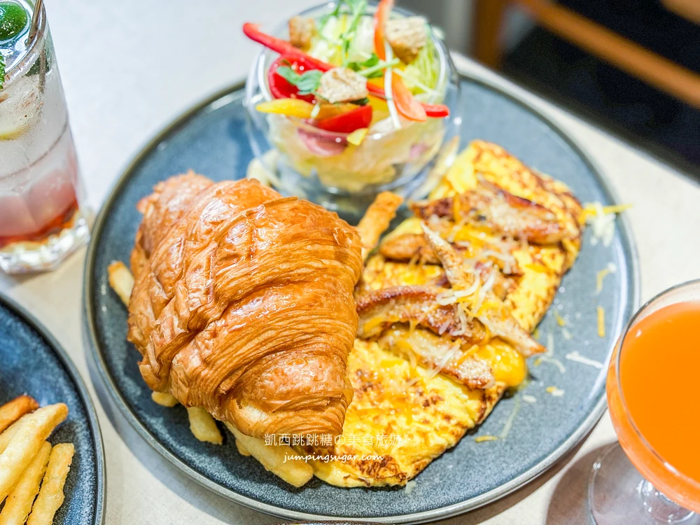 AtFirst早寓more，台北大安區爆紅早午餐，平日也客滿(菜單價錢)