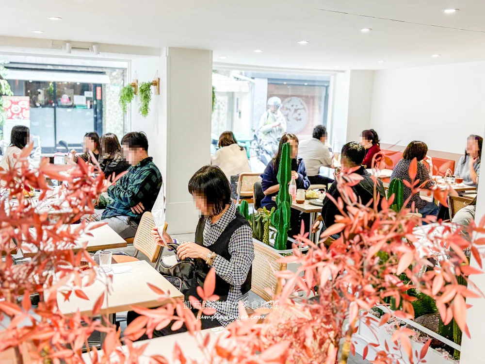 AtFirst早寓more，台北大安區爆紅早午餐，平日也客滿(菜單價錢)