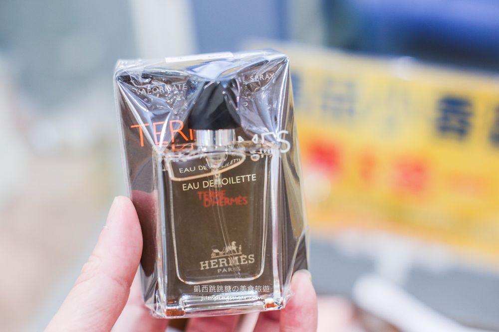 板橋小遠百名牌香水全面3折起！開幕慶滿額折600、名牌小香水買五送一；地址 : 板橋中山路一段152號(板橋小遠百一樓)