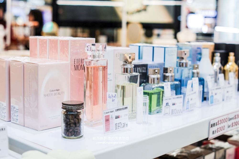 板橋小遠百名牌香水全面3折起！開幕慶滿額折600、名牌小香水買五送一；地址 : 板橋中山路一段152號(板橋小遠百一樓)