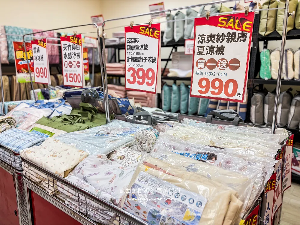 只到10/29！新店萬家福2樓寢具特賣，涼被枕頭990元買一送一、天絲床包799元起! 地址 : 新店中興路三段1號(萬家福2樓/可刷卡)