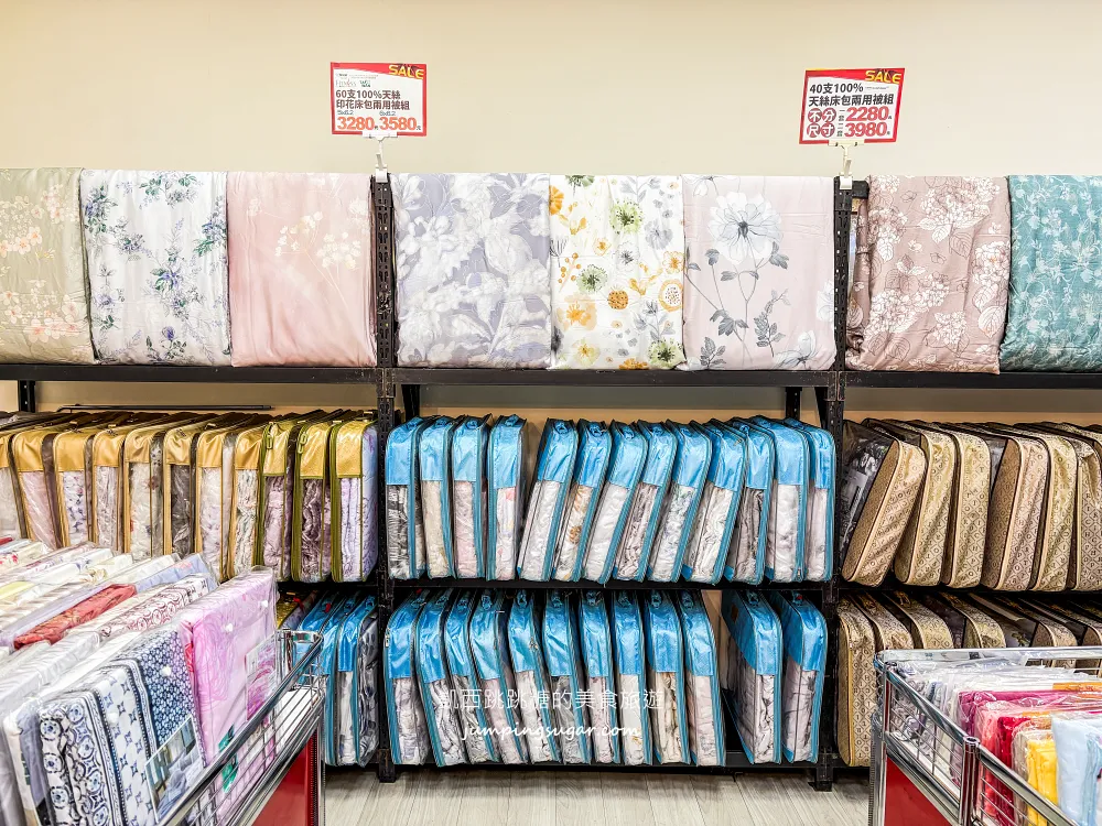 只到10/29！新店萬家福2樓寢具特賣，涼被枕頭990元買一送一、天絲床包799元起! 地址 : 新店中興路三段1號(萬家福2樓/可刷卡)
