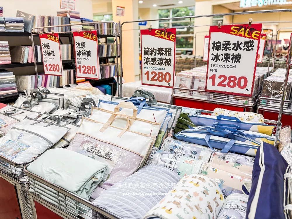 只到10/29！新店萬家福2樓寢具特賣，涼被枕頭990元買一送一、天絲床包799元起! 地址 : 新店中興路三段1號(萬家福2樓/可刷卡)