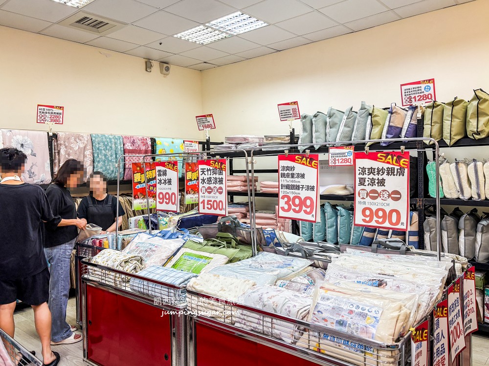 只到10/29！新店萬家福2樓寢具特賣，涼被枕頭990元買一送一、天絲床包799元起! 地址 : 新店中興路三段1號(萬家福2樓/可刷卡)
